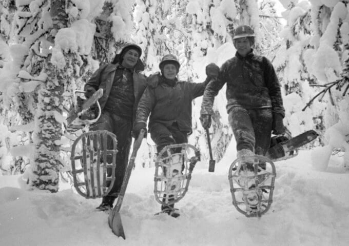 Skogsarbete med snöskor i Främsta.